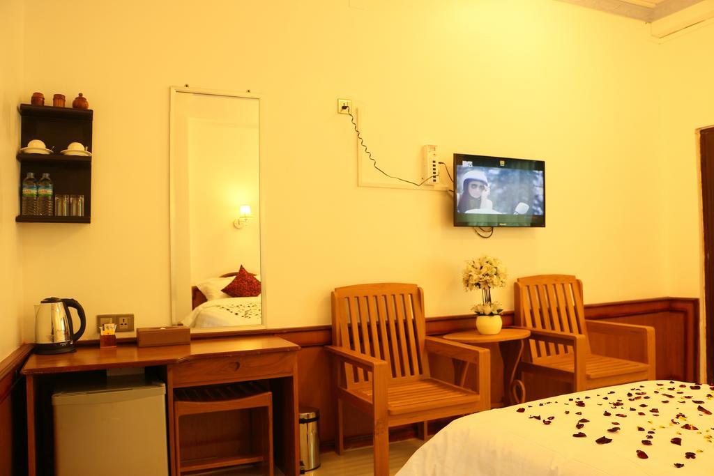 Mandalay White House Hotel Room photo
